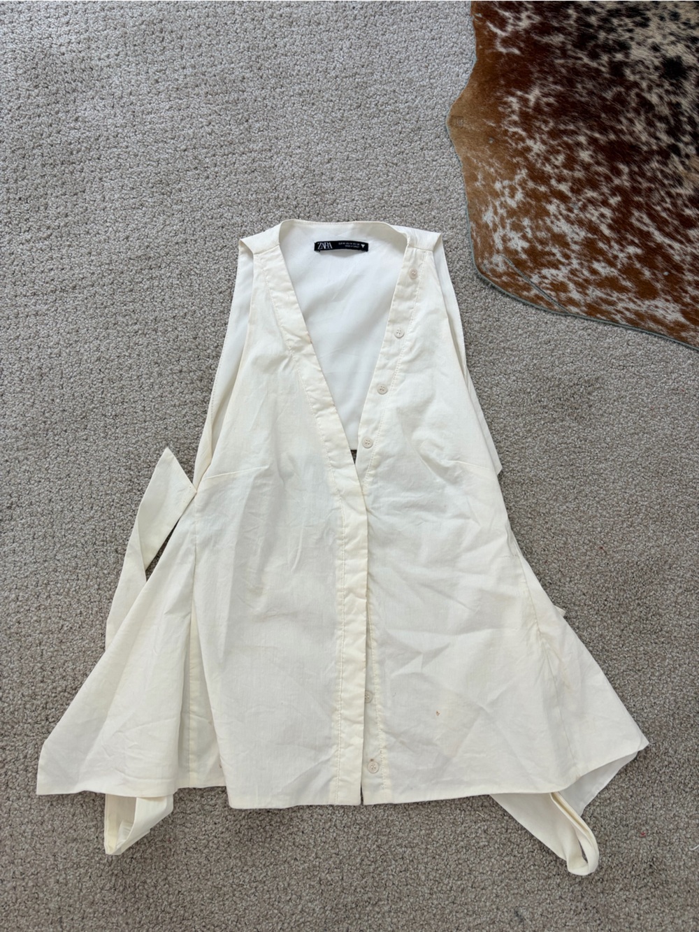 Zara Cream Sleeveless V-Neck Button Front Blouse